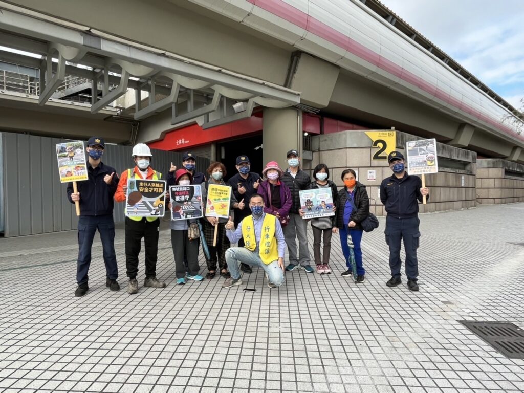 士林分局特於士林捷運站前廣場,向阿伯阿嬤拜早年,並於現場發放反光配件,向高齡年長者宣導安全正確過馬路觀念