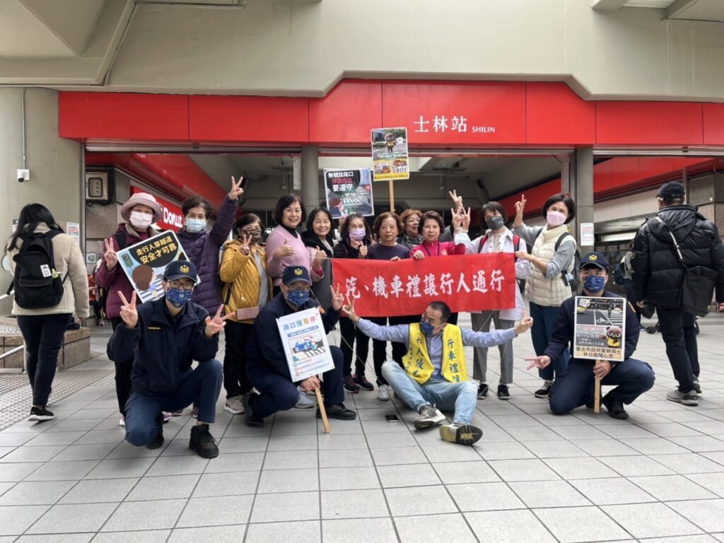 士林分局特於士林捷運站前廣場,向阿伯阿嬤拜早年,並於現場發放反光配件,向高齡年長者宣導安全正確過馬路觀念