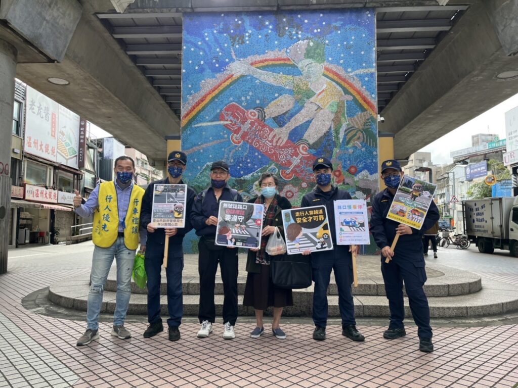 士林分局特於士林捷運站前廣場,向阿伯阿嬤拜早年,並於現場發放反光配件,向高齡年長者宣導安全正確過馬路觀念