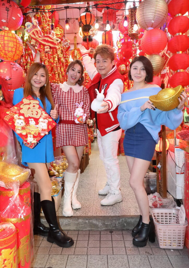圖右二起翁立友謝金晶林琇琪圖右1蕭玉芬