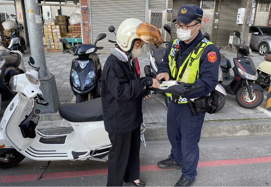 ▲ 保護學子安全,中警加強取締青少年無照駕駛 (圖/台中市警察局 提供)