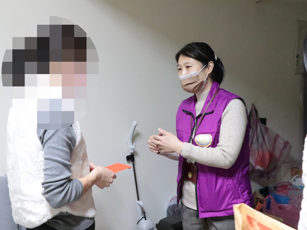徵收交通罰鍰發現低收入戶 轉介社福團體還送愛心物資 112 28BE95B2 CEBE 474D B657 E0B91250B3E1