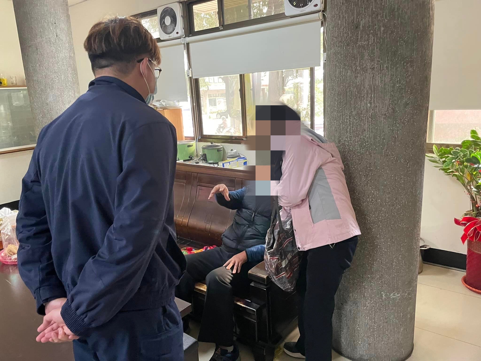 臺中市警察局第四分局日前助回診一夜未歸被通報失蹤老翁返家。(圖/記者謝榮浤翻攝) 