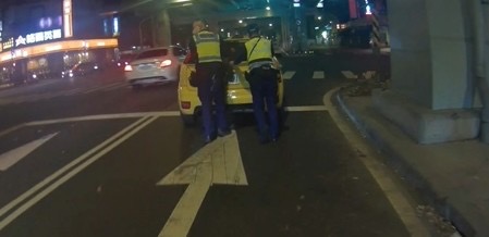 中和警合力將車推至路旁。(記者徐煜勝翻攝)