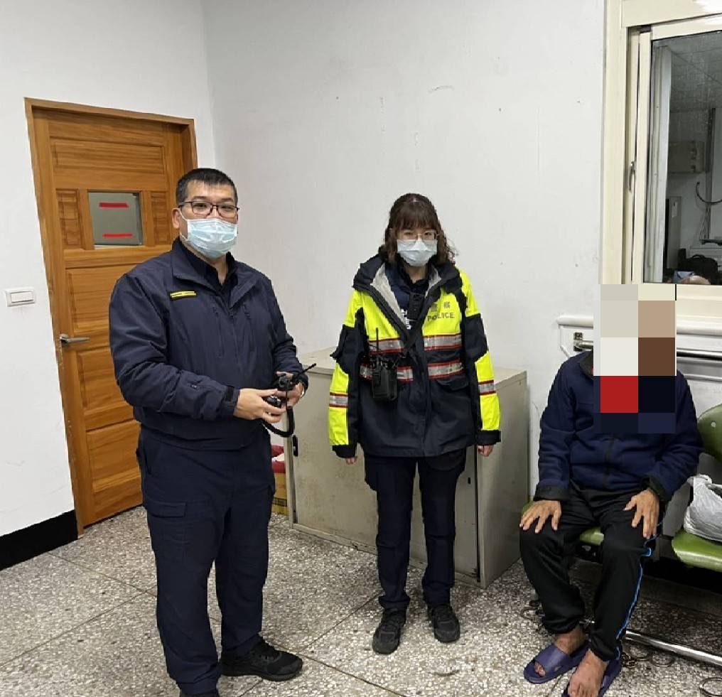 71歲的老先生掛念女兒,徒步自龍潭走到蘆竹,被巡邏員警經過載他至派出所休息。(記者楊國域翻攝)