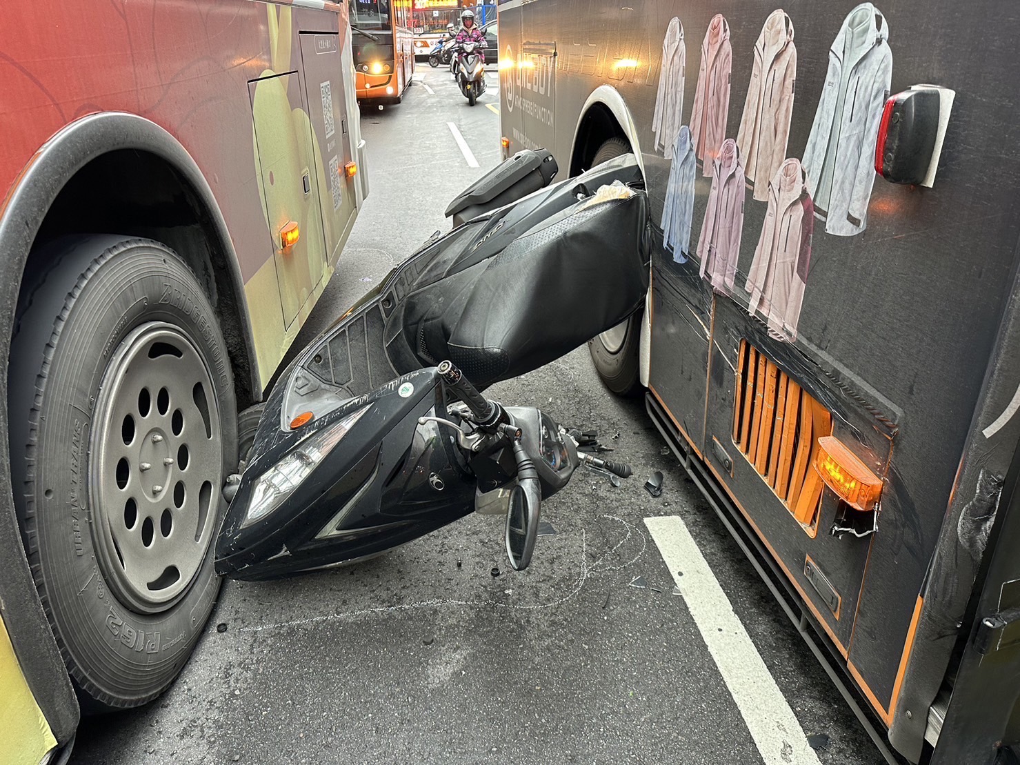 李姓婦人超車不慎遭公車夾擊。(記者徐煜勝翻攝)