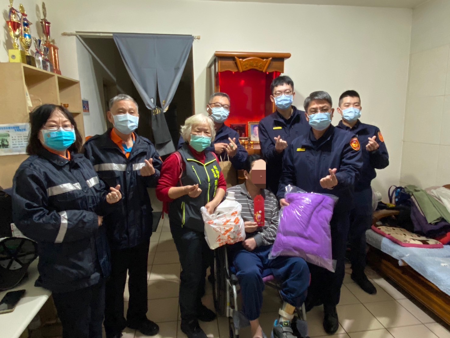板橋警寒冬送暖關懷弱勢家庭。（記者戴昱弘翻攝）
