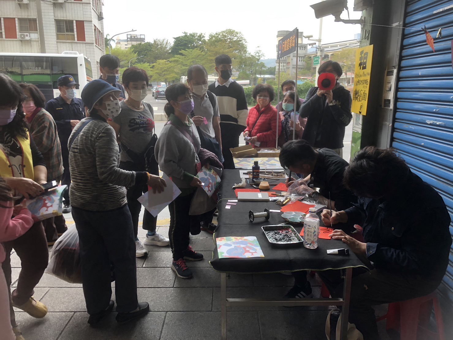 里長及書法老師發送限量手寫春聯共同預防犯罪宣導