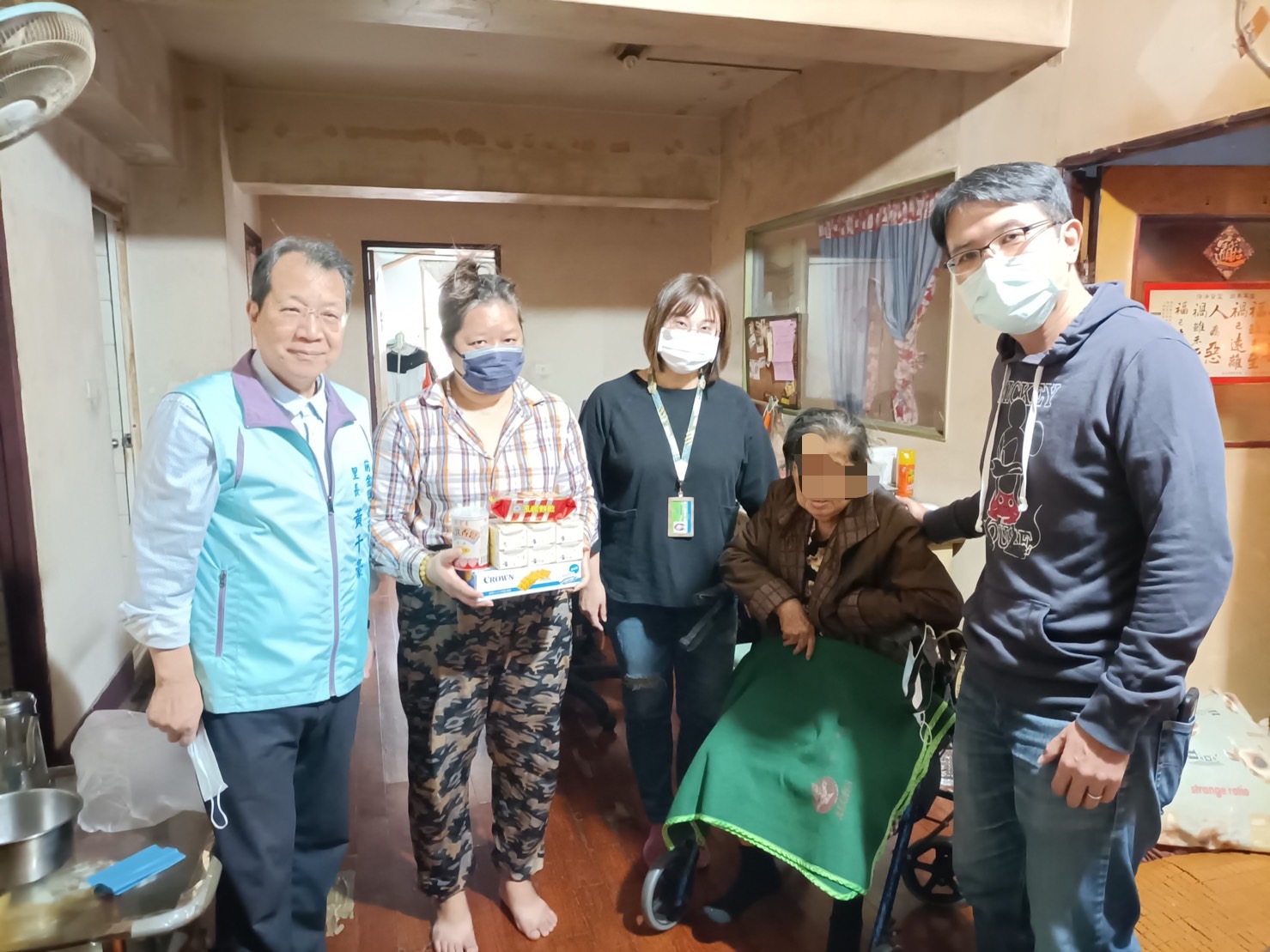 九旬嬤與孫同住 協助單親病母救助穩定一家生活