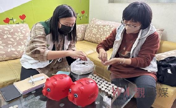 嘉義家扶受助學人將心比心 送小豬撲滿回饋助學