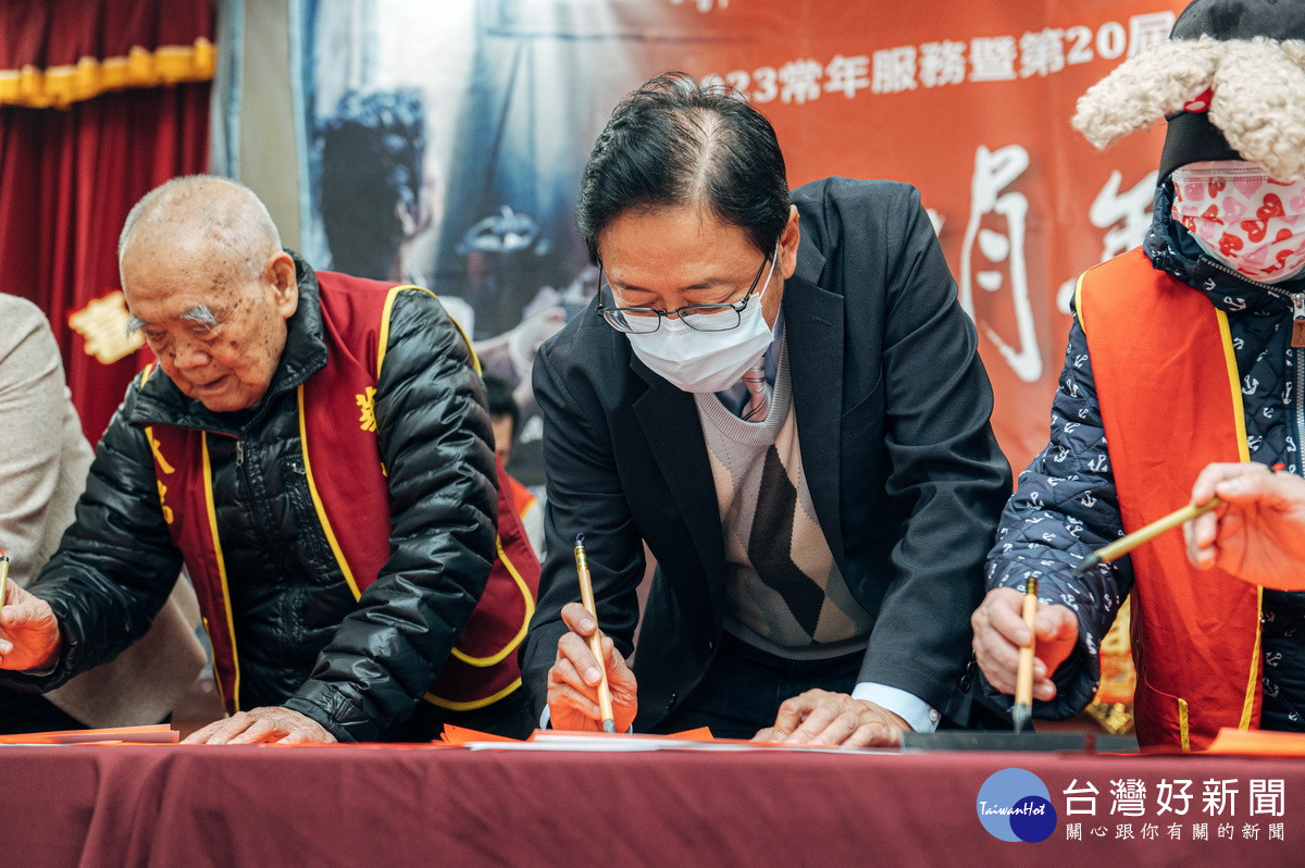 桃園市長張善政出席年菜公益募集活動,陪伴長者一同揮毫。