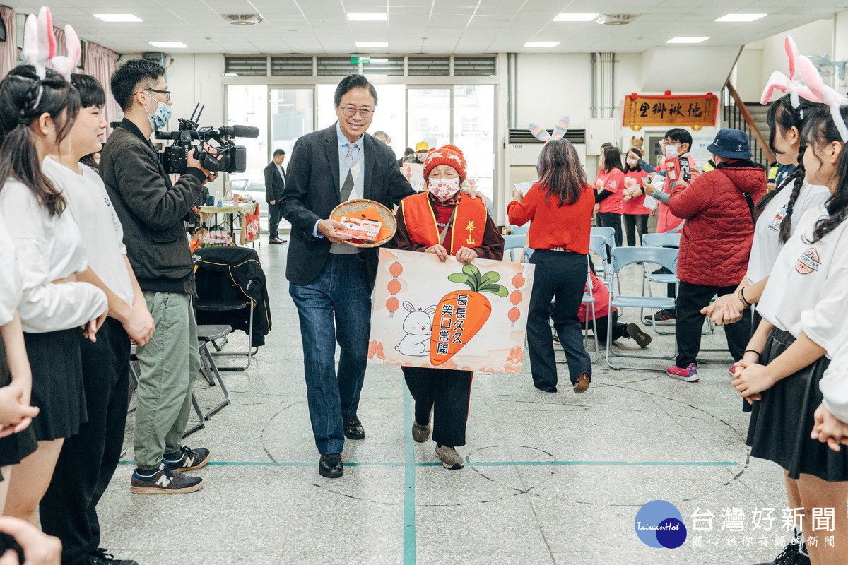 桃園市長張善政出席年菜公益募集活動,與長者共同進行上菜秀。