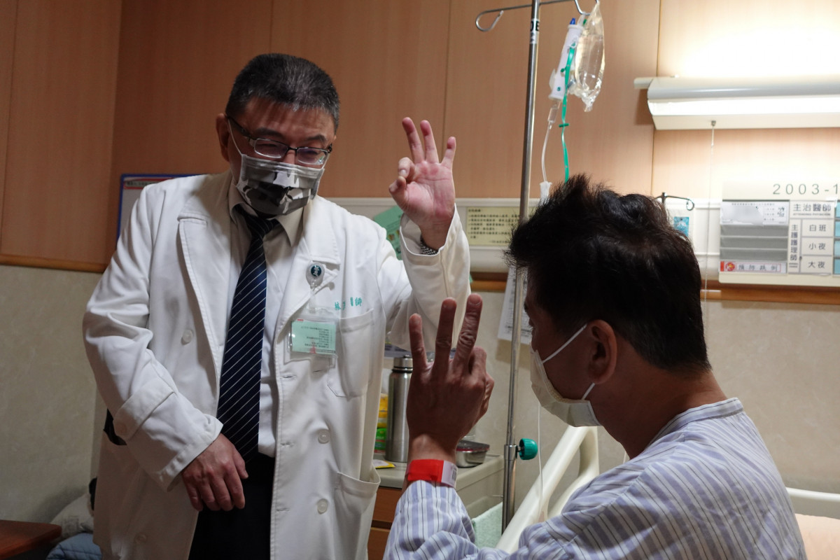 心臟內科主任林茂仁(左)測試心肌梗塞病人反應,結果完全恢復正常。