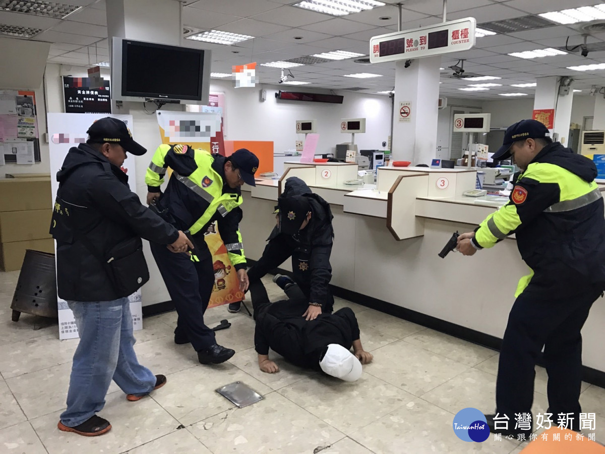 龍潭分局辦理年前金融機構防搶，攔截圍捕演練加犯防宣導。