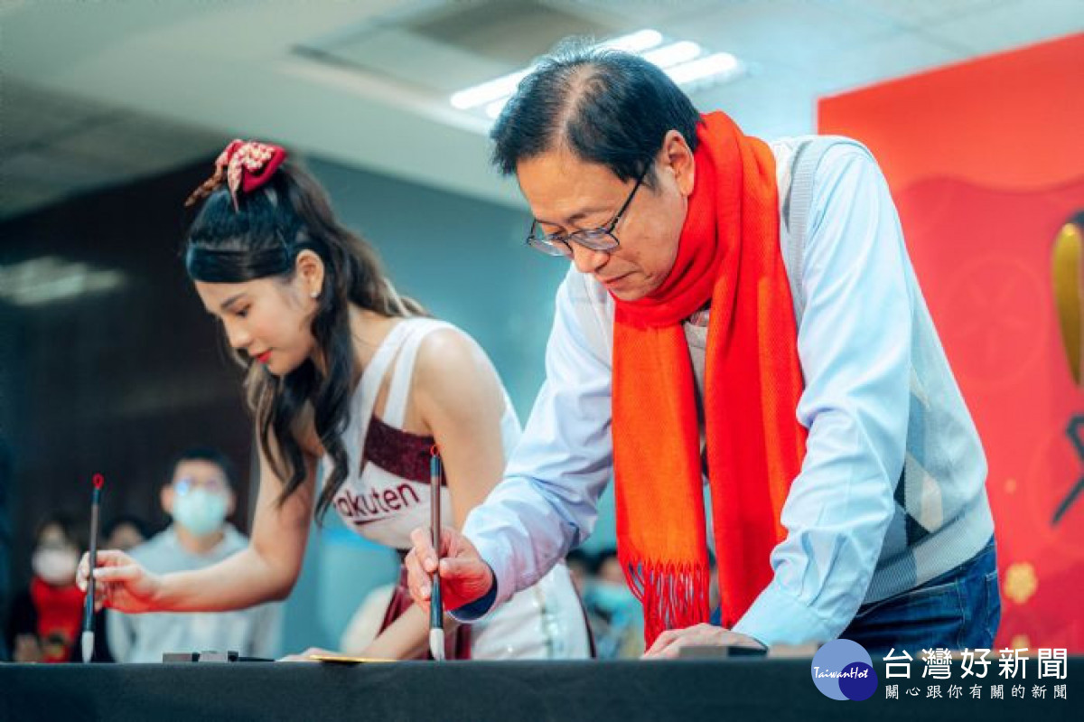張市長於現場揮毫寫下「兔」字。<br /><br /> 