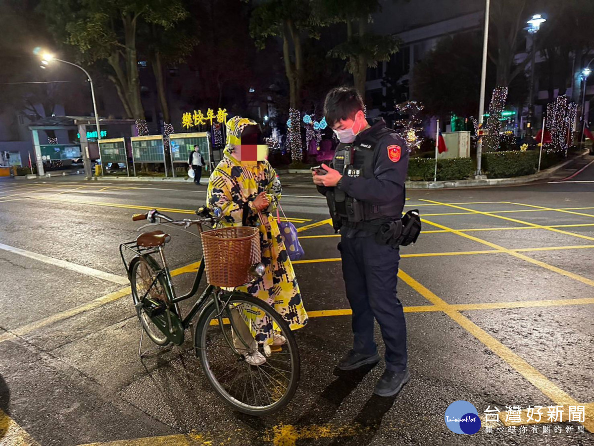 婦人騎單車至竹圍漁港，半途迷路體力不支報警求助。