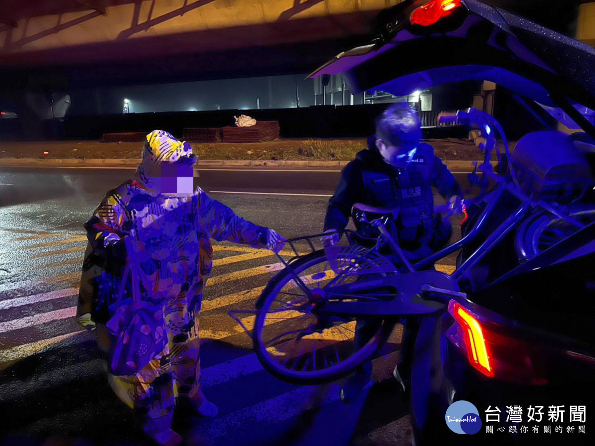 婦人騎單車至竹圍漁港,半途迷路體力不支報警求助。