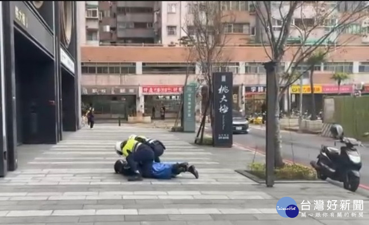 八德分局在農曆春節前夕精心設計的防搶演練。<br /><br /> <br /><br />