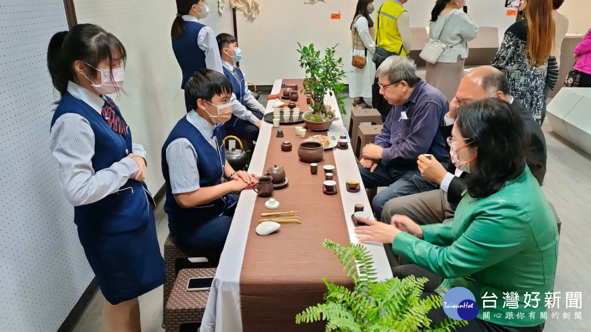 觀光科同學展現該科特色課程所學之茶藝,以在地日月潭之紅玉紅茶招待與會來賓和師生。