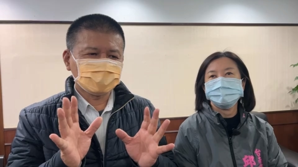 台南市正副議長邱莉莉(右)、林志展在檢調偵辦獲交保後,首度聯袂受訪。辛啓松攝