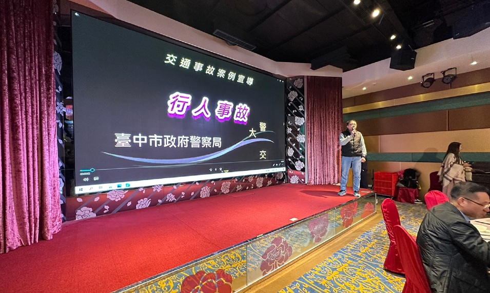 ▲ 警方以實際交通事故影片宣導正確用路觀念 (圖/台中大甲分局 提供)