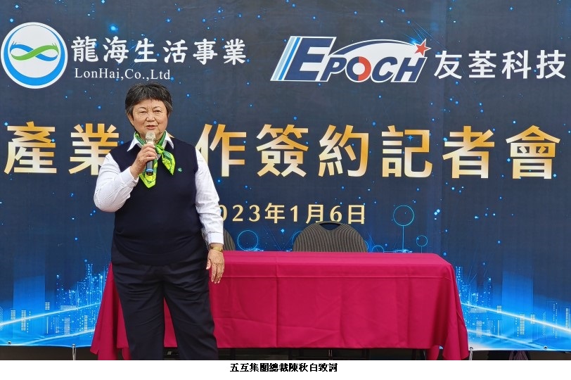 可能是 1 人、站立和文字的圖像