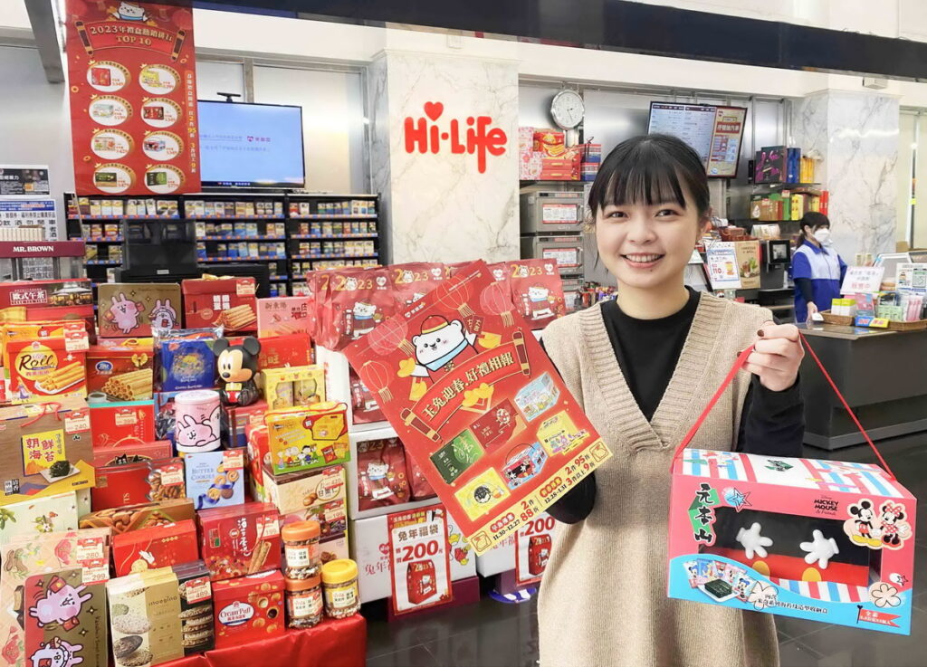 搶攻年節商機,萊爾富推出「玉兔迎春‧好禮相報」活動,於門市現場提供上百款年節好禮,1月31日前購買指定禮盒享2件9.5折、3件9折。