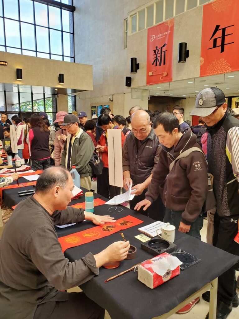 大墩文化中心新春揮毫活動民眾可依欣賞書體和詞句免費索取春聯。(圖/台中市政府文化局提供)