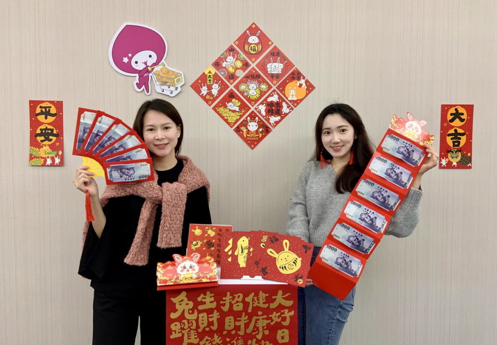 momo新春節慶商品買氣爆棚,近一週買氣成長衝破五成。今年以「兔年限定生肖款」最熱銷,而設計別出心裁的折疊、扇形造型紅包亦深獲消費者喜愛,讓送出去的心意更顯獨特。