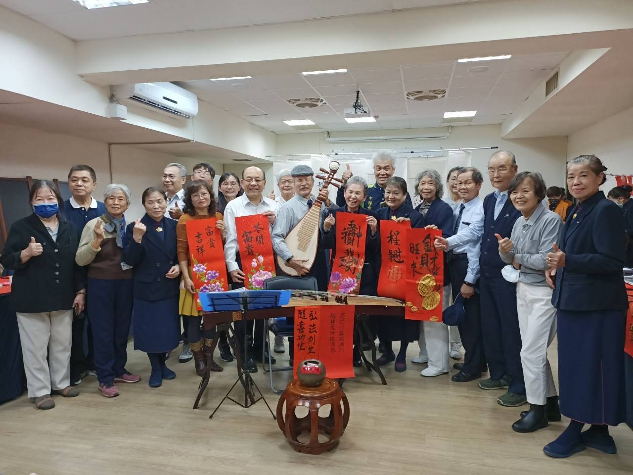 ▲ 中市交警大隊 舉辦「歲末祝福感恩平安揮毫送春聯」活動 (圖/台中市警察局 提供)