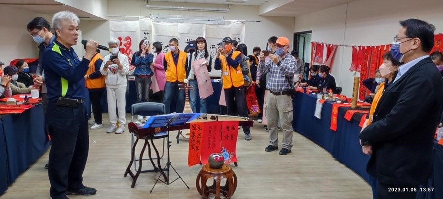 ▲ 20位書法家同時揮毫送春聯,洽公民眾駐足欣賞 (圖/台中市警察局 提供)