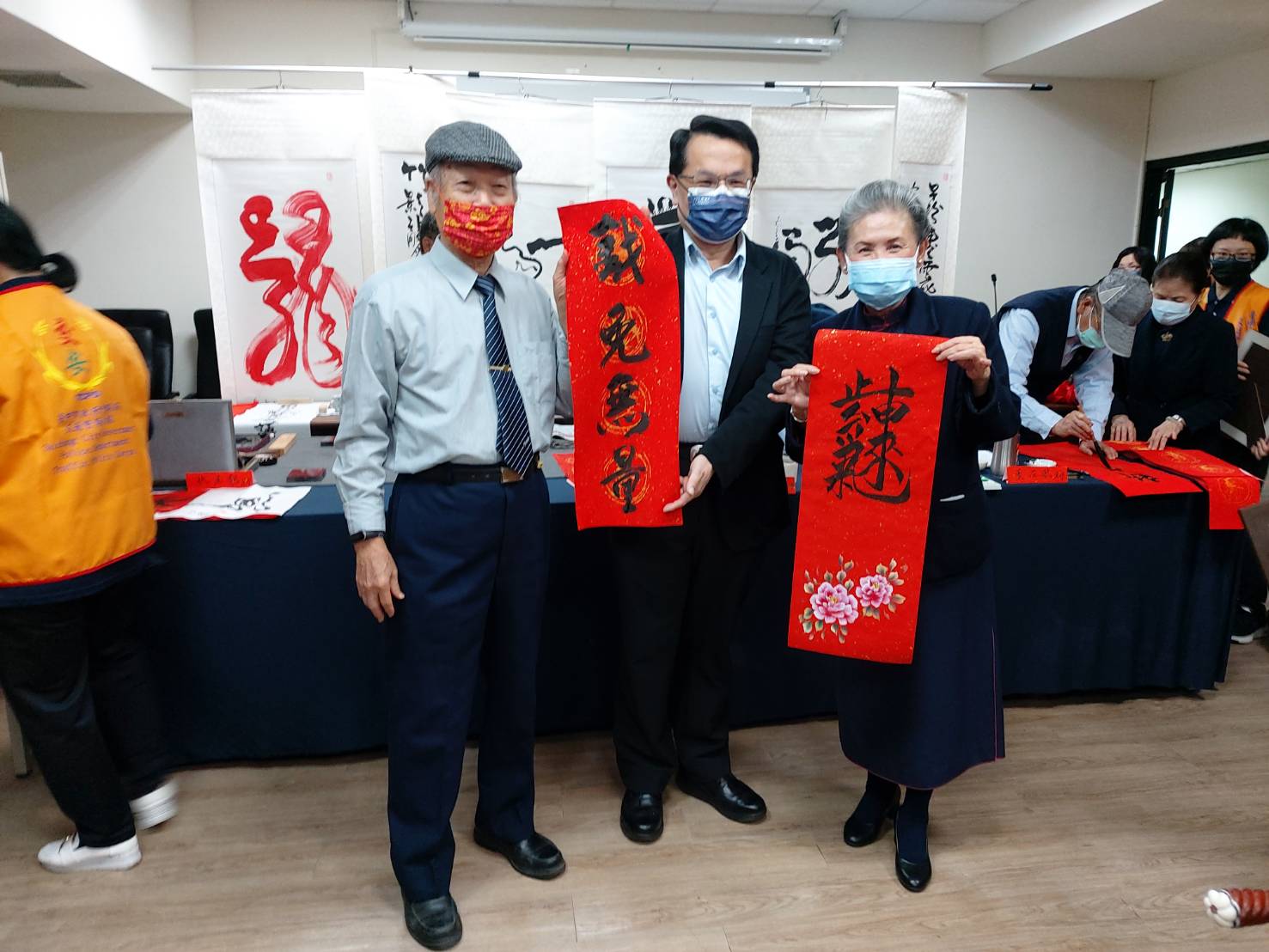 ▲ 書法大師當眾揮毫,氣勢果然不凡 (圖/台中市警察局 提供)