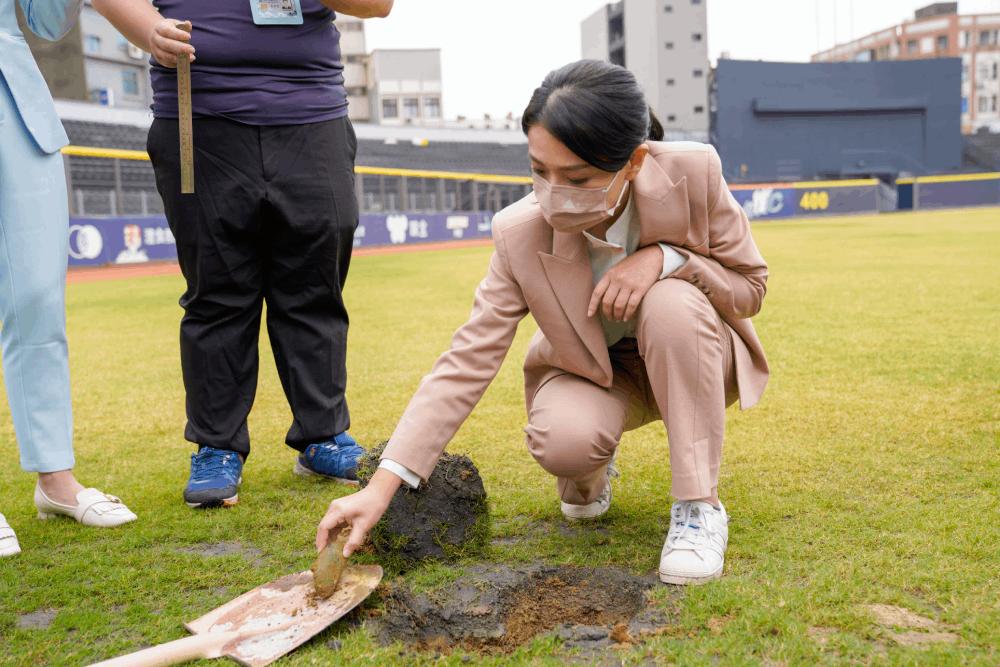 偷棒球場廢電線疑滅證 高市府按鈴申告查內鬼? 120 高虹安勘查廢石頭