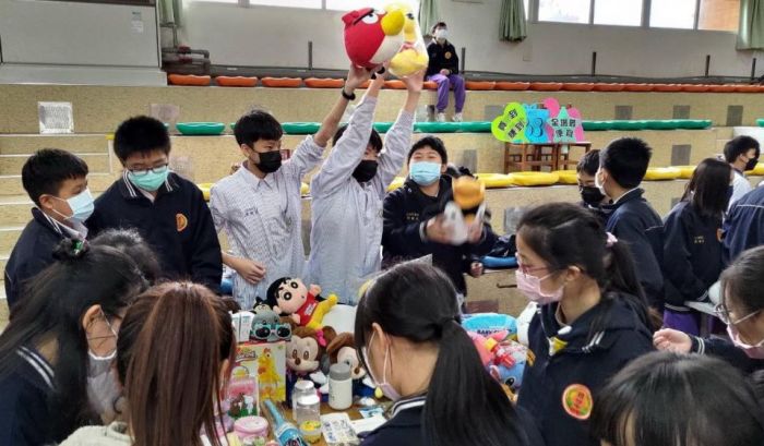 愛物惜物寒冬送暖 頭份國中愛心義賣捐助華山基金會