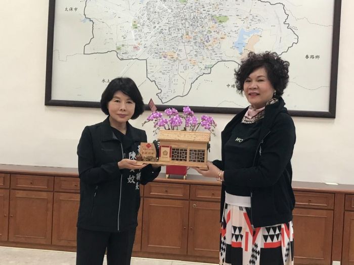 全台唯一舊檜木製作建築模型「議會大家庭」贈陳姿妏議長