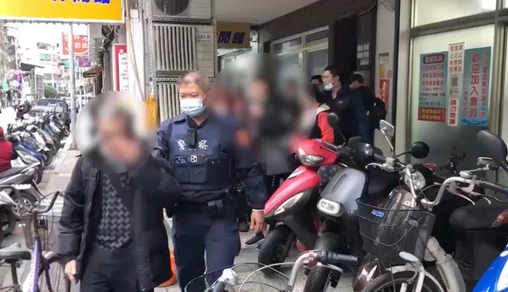 警方連日探訪蒐證賭博事證,將負責人及賭客依賭博罪嫌移送。(記者徐煜勝翻攝)