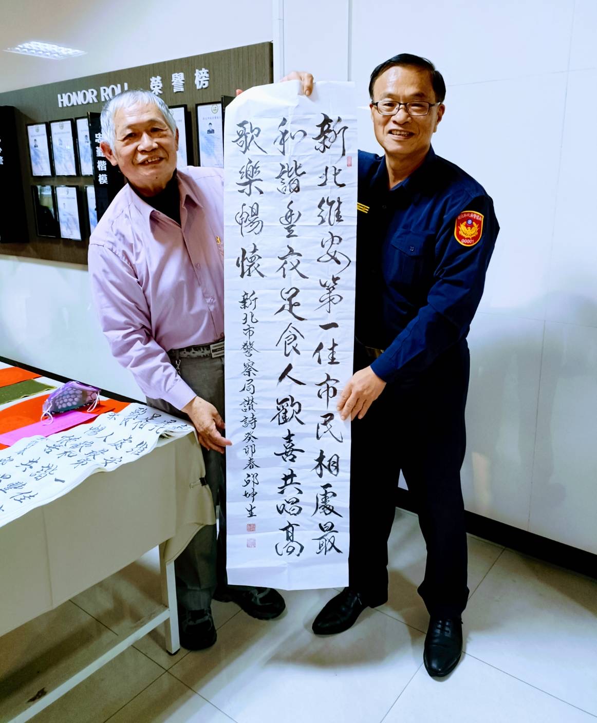 局長黃宗仁(右)邀請多名書法名家親臨新北巿警察局彩繪春聯。(記者徐煜勝翻攝)