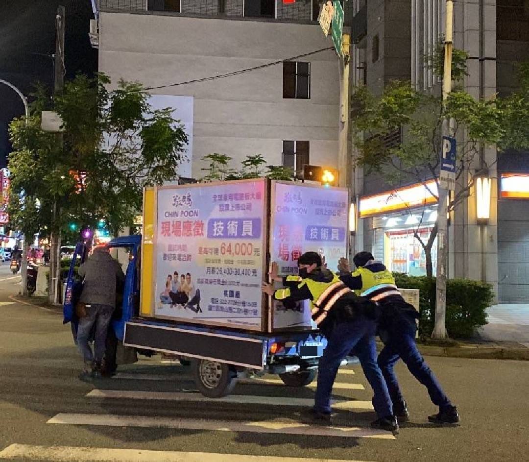 南崁所員警張佾得、鄭凱元及黃暐婷及時出手解救「顧路」民眾。(記者宋紹誠翻攝)