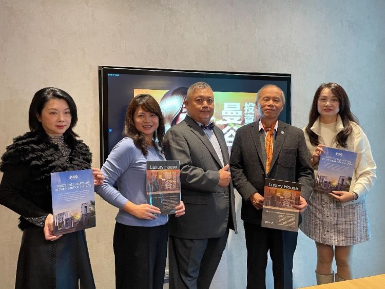 曼谷高端房地產投資置產發表會,富豪國際房產總經理林全楨(中)與貴賓合影。(圖/富豪國際房產提供)