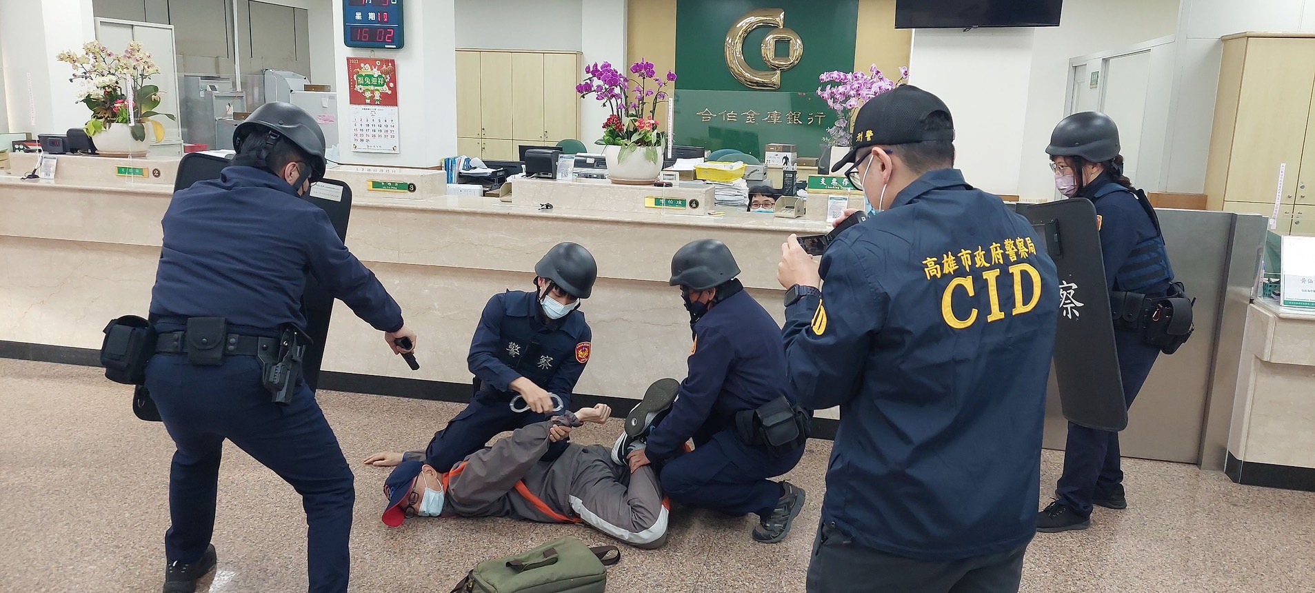林園警分局防搶演練過程逼真