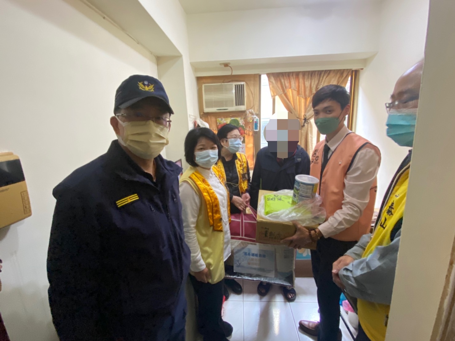 援助弱勢家庭過好年 林口警偕善心團體寒冬送暖