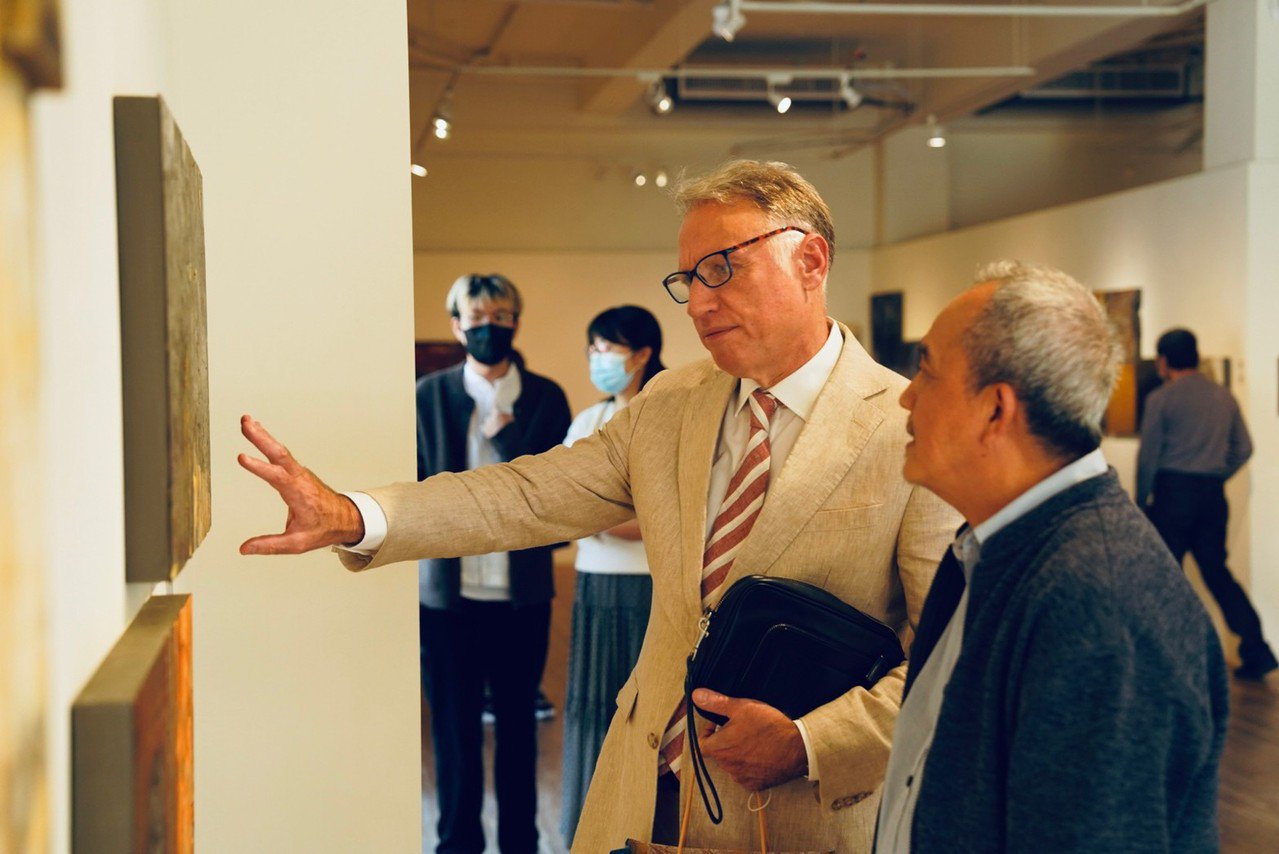 陳榮發為參展民眾導覽。