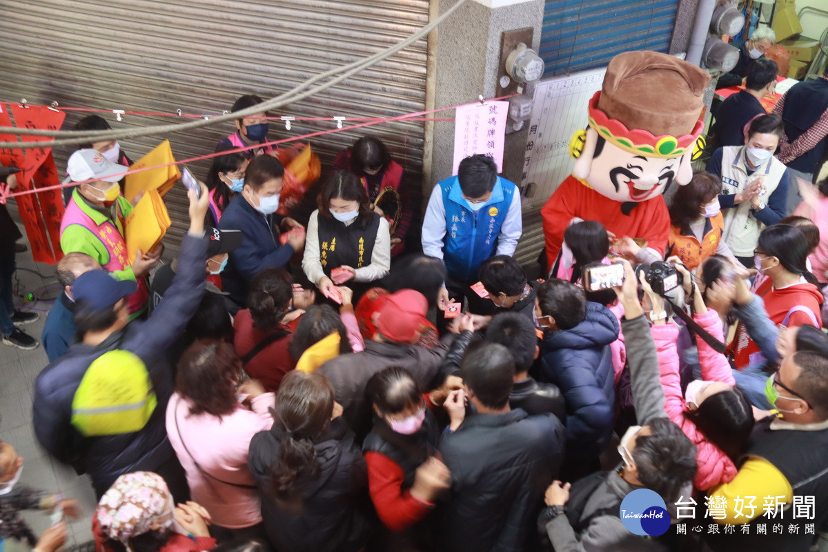 市民將張市長團團圍住索取小紅包沾喜氣。(記者扶小萍攝)