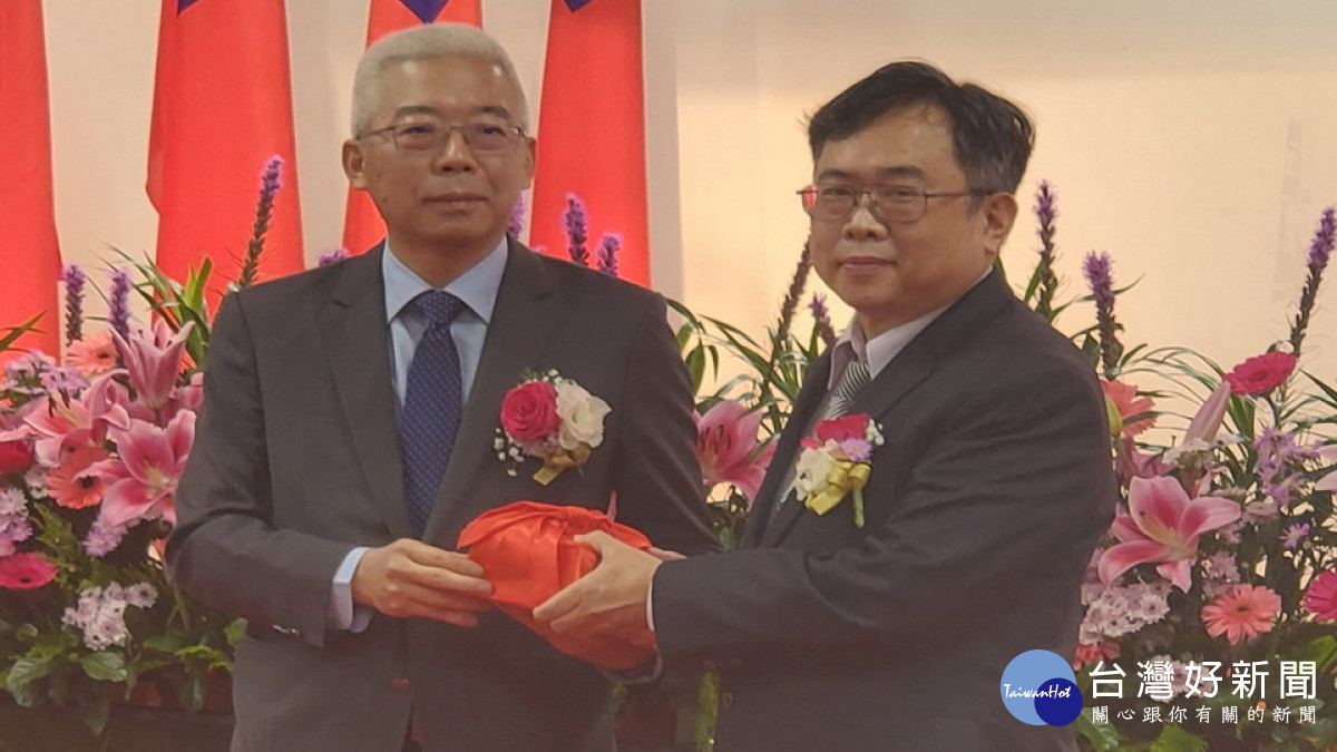 ▲台灣中油公司總經理方振仁(左)南下為新任煉製事業部執行長許晋榮布達。(圖/記者 許高祥 攝)