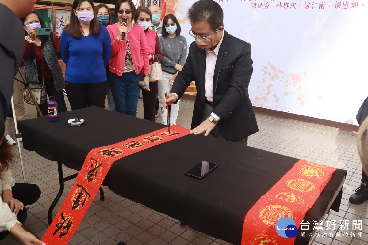 林榮森局長率先書寫賀歲春聯。（記者扶小萍攝）