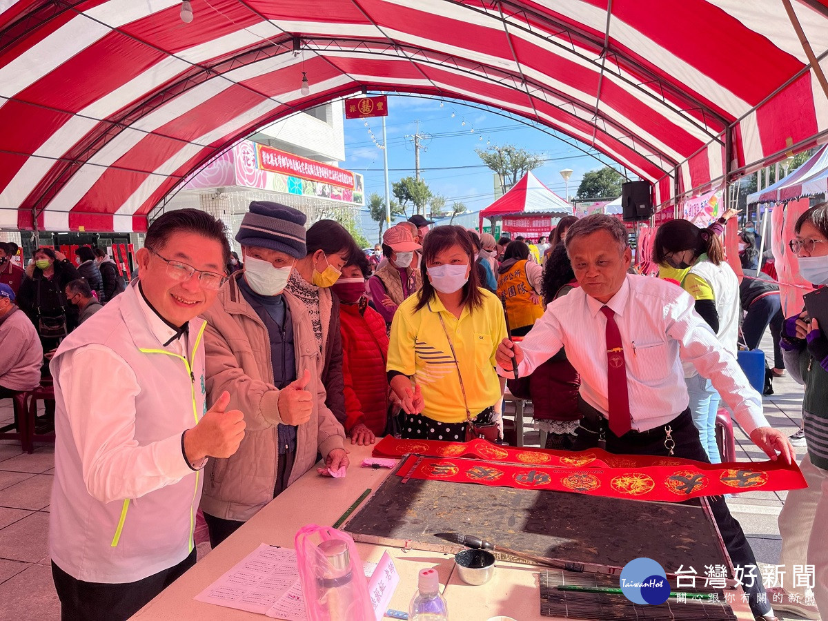 永靖鄉新春揮毫贈春聯 客製化的對聯富有人情味