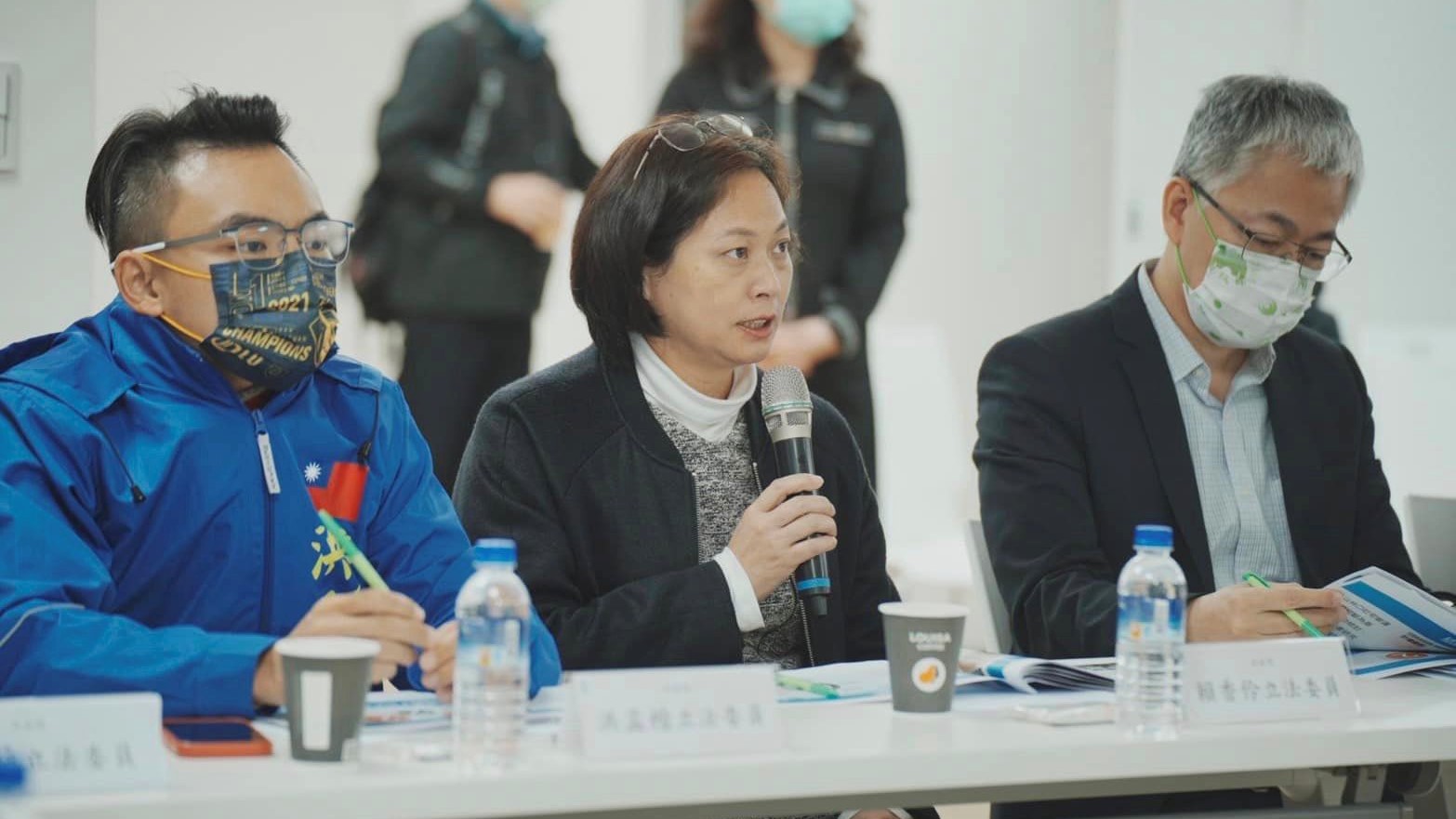 賴香伶(中)細數桃園工程疑案,盼張善政落實公共工程總體檢。翻攝賴香伶臉書