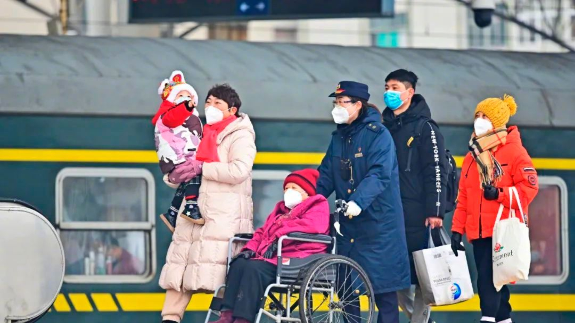 中國春運期間,許多遊客都想返鄉過農曆新年。圖為2022年春運照。 翻攝人民網微博