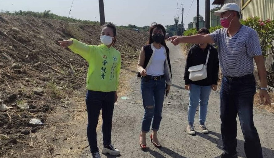 李文俊密友黃怡萍（中）全身名牌，負責農路改善等相關業務。讀者提供