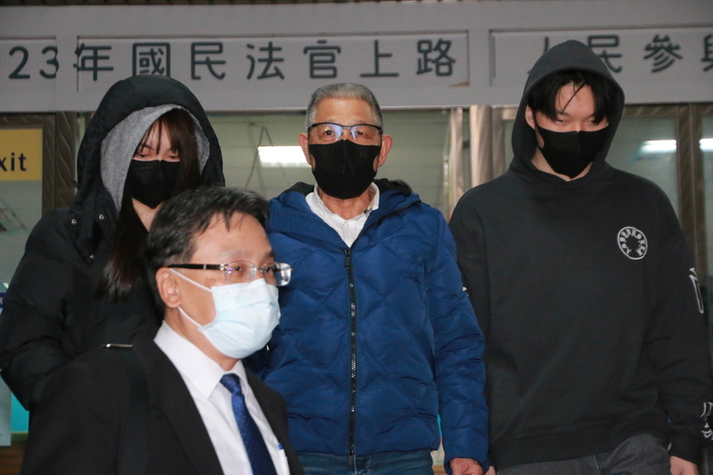蕭景田(中)涉賄選案本月3日自行到案,士院今天下午二度召開羈押庭,庭後仍裁定交保,但保金加碼提高到1500萬元。資料照片/中央社